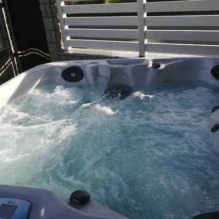 En Pierre Le Mas Et Son Jacuzzi Annuel Brassac (Tarn)