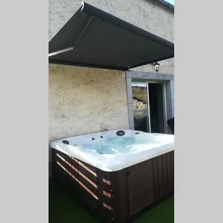 En Pierre Le Mas Et Son Jacuzzi Annuel *